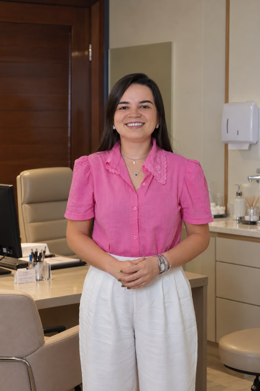 Dra. Marta Landim Barros, ginecologista e obstetra, no consultório